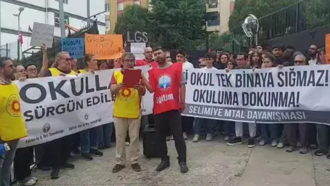 Selimiye Mesleki ve Teknik Anadolu Lisesi'nde taşınma kararına karşı protesto eden öğrenci ve veliler.