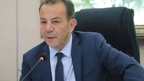 Bolu Belediye Başkanı Tanju Özcan, parti binası önünde açıklama yapıyor.
