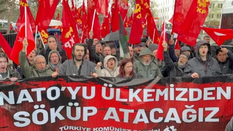 Türkiye Komünist Partisi (TKP) logosu ve NATO sembolü.