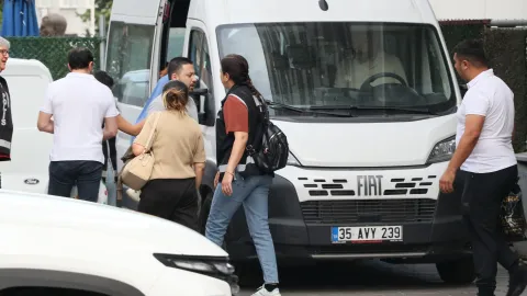 Seferihisar Belediyesi'ne yönelik rüşvet operasyonunda gözaltına alınan şüphelilerin adliyeye sevk edilmesi.