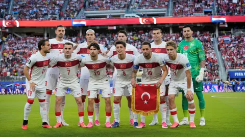 A Milli Takım oyuncuları maç sırasında.
