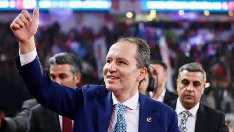 Yeniden Refah Partisi Genel Başkanı Fatih Erbakan'ın siyasi açıklama yaptığı bir fotoğraf.