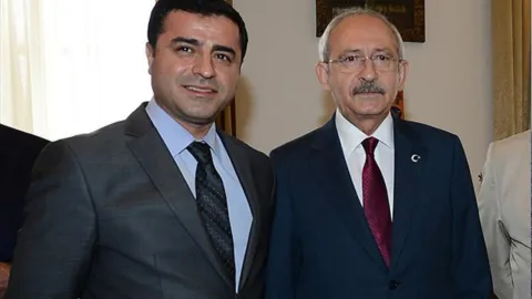 Kemal Kılıçdaroğlu konuşma yaparken