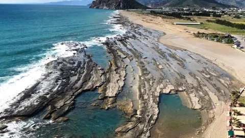 Antalya Gazipaşa Koru Sahili'nde yapılması planlanan otel projeleriyle ilgili ÇED kararları mahkeme tarafından iptal edildi.