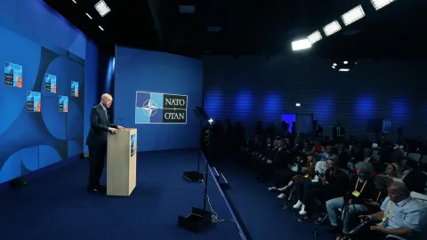 NATO Zirvesi'ne katılacak gazetecilerin akreditasyon sürecini gösteren temsili görsel.