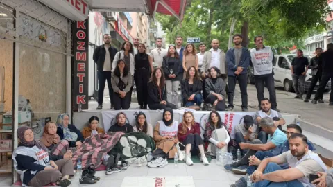 Özel okul öğretmenleri açlık grevi yaparken çekilmiş bir fotoğraf.