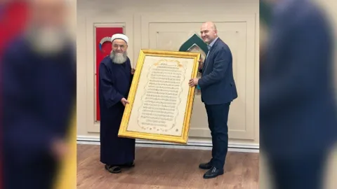 Süleyman Soylu ve Cübbeli Ahmet'in dernekteki ziyareti sırasında çekilmiş fotoğrafı.