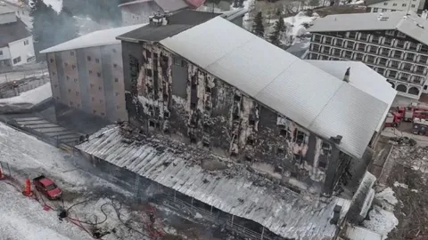 Uludağ'da 3 kişinin hayatını kaybettiği Kervansaray Otel'de yangın sonrası keşif yapılıyor.