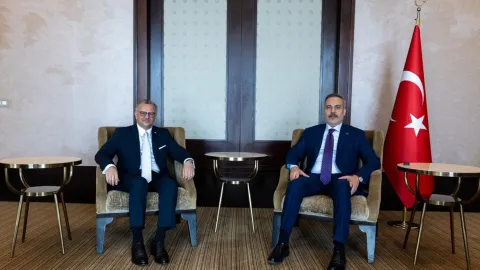 Dışişleri Bakanı Hakan Fidan ve ABD Başkanı Trump'ın kıdemli danışmanı Massad Boulos Kahire'de görüşürken çekilmiş fotoğraf.