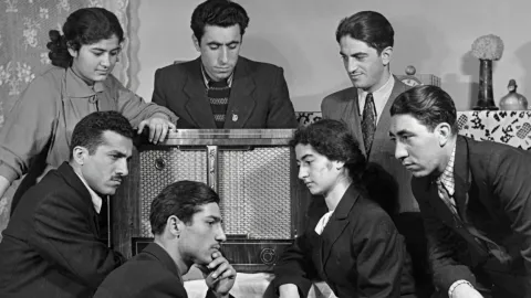 Erivan Radyosu'nda Kürtçe müzik kaydı yapıldığı anı gösteren fotoğraf.