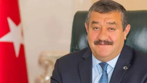 AKP'li Kelkit Belediye Başkanı Ünal Yılmaz'ın makam aracını savunduğu an.