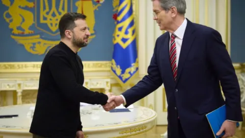 ABD Hazine Bakanı Scott Bessent ve Ukrayna Devlet Başkanı Volodimir Zelenskiy'i gösteren kolaj.