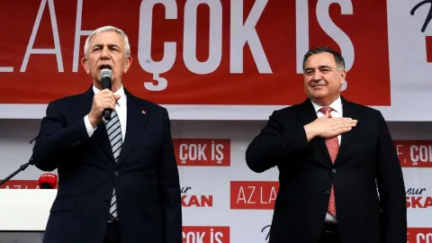 Nallıhan Belediye Başkanı Ertunç Güngör açıklama yaparken.