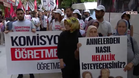 Özel Sektör Öğretmenleri Sendikası önünde toplanan ve polis tarafından ablukaya alınan öğretmenler.