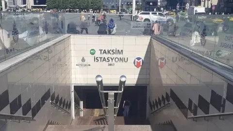 Trans Onur Yürüyüşü öncesi Taksim Meydanı'nda polis bariyerleri ve güvenlik önlemleri.