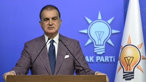 AKP Sözcüsü Ömer Çelik kameralar karşısında açıklama yaparken