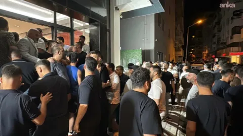 CHP İzmir İl Binası'nda yaşanan gerginlik anı.