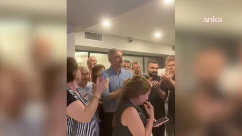 CHP Bursa İl Başkanlığı binası önünde toplanan partililer.