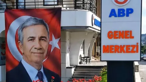 Anadolu Birlik Partisi binasına asılan Mansur Yavaş posteri