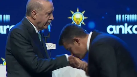 Haymana Belediye Başkanı Levent Koç AKP rozeti takarken