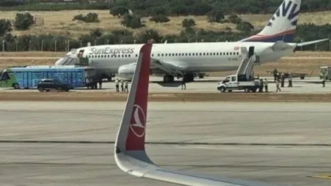 SunExpress uçağının Gaziantep Havalimanı'na inişi sırasında lastiğinin patladığı anı gösteren bir görsel.