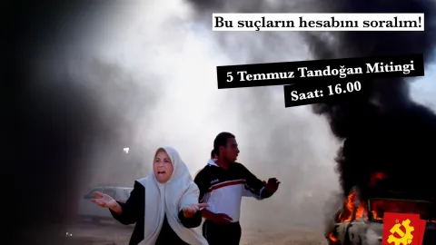 Türkiye Komünist Partisi üyeleri NATO karşıtı pankartlarla yürüyor.