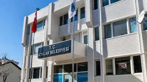 Adalar Belediye Başkanı Ali Ercan Akpolat'ın tutuklanmasıyla ilgili haber görseli.