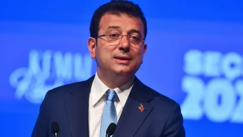 Ekrem İmamoğlu İBB Davası'nda konuşma yaparken çekilmiş bir fotoğraf.
