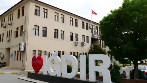 Iğdır Belediyesi binası önü