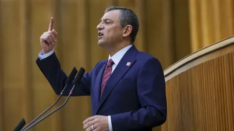 CHP Genel Başkanı Özgür Özel TBMM kürsüsünde konuşma yaparken