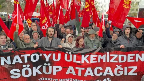 Ankara'da düzenlenecek NATO Zirvesi öncesi alınan yasak kararı protesto ediliyor.