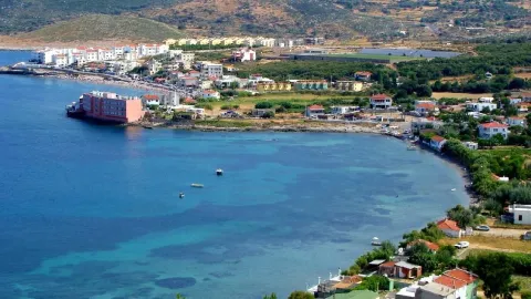 Karaburun kıyılarında yapılaşma ve doğa manzarası