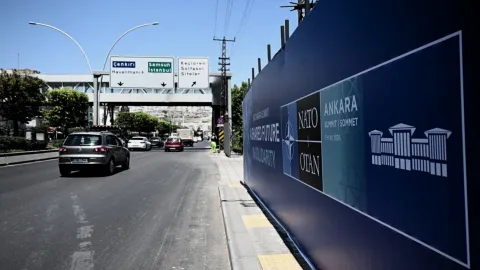 NATO Zirvesi öncesinde Ankara'da alınan güvenlik önlemleri ve medya akreditasyonları ile ilgili bir görsel.