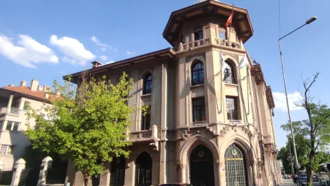 Yunus Emre Vakfı binası önünde inceleme