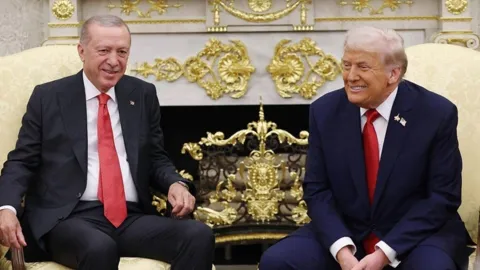 Donald Trump ve Cumhurbaşkanı Erdoğan'ın bir araya geldiği bir kare.