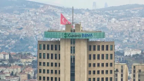 Garanti BBVA'da işten çıkarmalar ve çalışanlara baskı uygulandığına dair haber görseli.