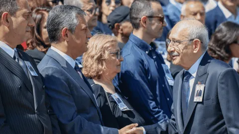 Kemal Kılıçdaroğlu ve Özgür Özel'in TBMM'deki cenaze töreninde tokalaşırken çekilmiş fotoğrafı.