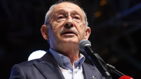 Kemal Kılıçdaroğlu elinde mikrofonla konuşma yaparken