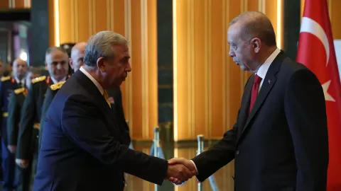 Ankara Büyükşehir Belediye Başkanı Mansur Yavaş'ın siyasi açıklamaları ve yeni parti iddialarına yönelik duruşu.