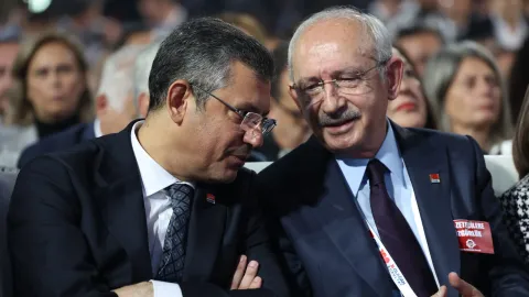 CHP Genel Başkanı Özgür Özel ve eski Genel Başkan Kemal Kılıçdaroğlu'nun temsil eden görseller.