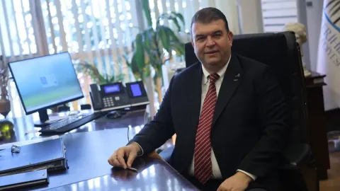 Seferihisar Belediye Başkanı İsmail Yetişkin'in gözaltına alınmasını gösteren bir görsel.