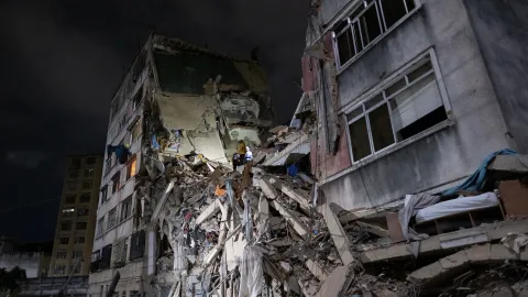 Venezuela'da deprem sonrası yıkılan binalar ve arama kurtarma çalışmaları