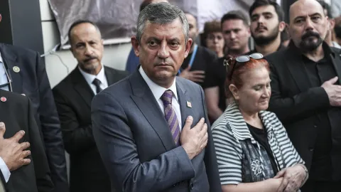 Gürsel tekin duyurdu: kayyım yönetimi 63 chp'linin üyeliklerini askıya aldı 2026 aa 20260625 41787238 41787236 chp grup baskani ozgur ozel istanbulda on muharrem orucu programina katildi 0. Jpg iustitia. Bg haber merkezi kemal kılıçdaroğlu karşıtı slogan atan 63 kişinin chp üyeliği kayyım yönetimi tarafından... Iustitia. Bg gürsel tekin duyurdu: kayyım yönetimi 63 chp'linin üyeliklerini askıya aldı 2026 2026-06-26 11:54:23 adalet - iustitia. Bg