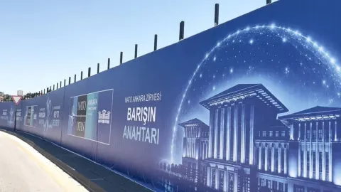 Ankara'da NATO Zirvesi nedeniyle trafik düzenlemeleri yapıldığına dair bir görsel.