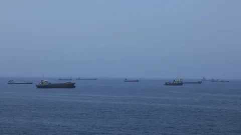 Hürmüz Boğazı'ndan geçen bir yük gemisi