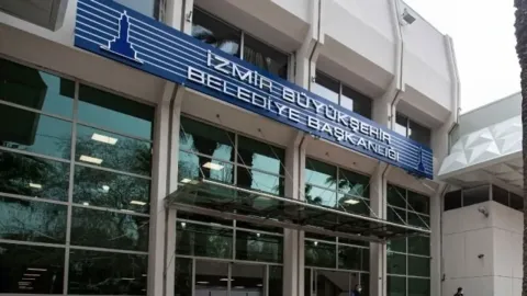 İzmir Büyükşehir Belediyesi binası