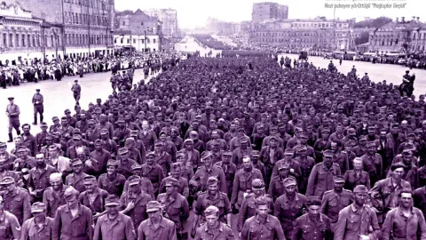 İkinci Dünya Savaşı döneminde Sovyetler Birliği'nde kadınlar çalışırken