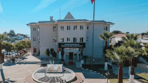 Seferihisar Belediyesi binası önünde adli süreç devam ediyor.