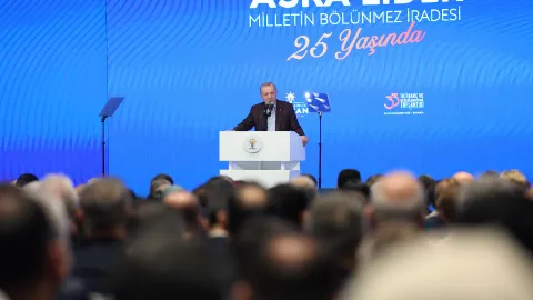 AKP'li Cumhurbaşkanı Erdoğan, Sapanca'daki istişare toplantısında konuşma yaparken.