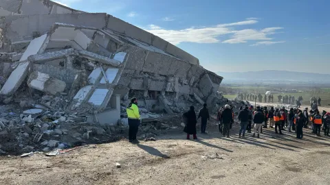 Bad-ı Saba Konutları enkazından bir görünüm